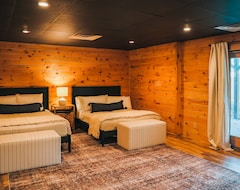 Toàn bộ căn nhà/căn hộ Cozy Family-sized Cabin W/hot Tub - Nestled On The Muskegon River (Grant, Hoa Kỳ)