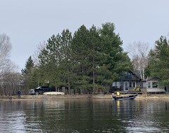 Toàn bộ căn nhà/căn hộ Beautiful Lakefront Cottage (Chisholm, Canada)