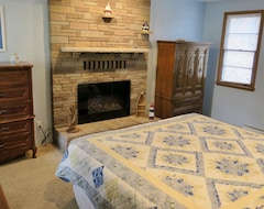 Entire House / Apartment Knotty Pine Cottage Across From Portage Lake And Steps From Lake Michigan & Ppi (Onekama, USA)