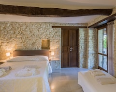 Cijela kuća/apartman Beautiful Stone Villa With Heated Pool In The Hills Close To The Sea (Sant'Ippolito, Italija)