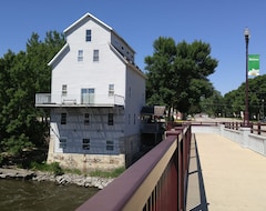 Entire House / Apartment 1867 Timber-Framed Flour Mill Perched By River Beckons You To 40X30 Apartment (Shell Rock, USA)