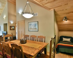 Entire House / Apartment Northwoods Luxury - Private Lake, Gourmet Kitchen, Sauna! (Spooner, USA)