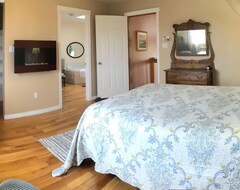Entire House / Apartment Waterfront, Sleeps 16, Tesla Charger, 20 Minutes From Charlottetown (Vernon Bridge, Canada)