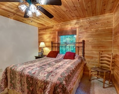 Entire House / Apartment Beautiful cabin in the woods w/private hot tub & game room, close to skiing (McHenry, USA)