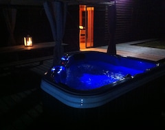 Hele huset/lejligheden Near Soulac / sea individual chalet, swimming pool, covered heated to 28 °, jacuzzi (Vensac, Frankrig)