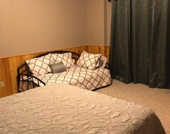 Entire House / Apartment Log Cabin Staycation For Families! Beautiful Country Setting. (Mount Pleasant, USA)