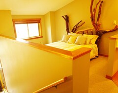 Hele huset/lejligheden Two Adjacent Lofts (4 Brs): Huge Windows, Views, Parkpass, Hot Tub, Wifi! (Alberta, Canada)