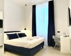 Khách sạn The One - Sun N Sea Rooms (La Spezia, Ý)