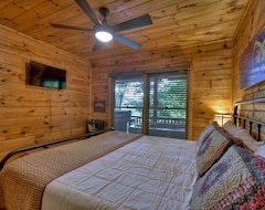 Casa/apartamento entero Bearfoot Ridge | Wood-burning Fireplace, Cozy Hot Tub, Serene Views! (Blue Ridge, EE. UU.)
