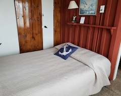 Entire House / Apartment Ohio River Waterfront Cabin 4 Bedroom 2 Bath Derby Indiana Sleeps 10 With Hottub (Tell City, USA)