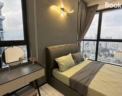 Hele huset/lejligheden New Brand Ktv Set, Netflix, 3 Queen Bed High Floor (Jelutong, Malaysia)