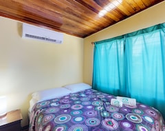 Hotel Colorful, Relaxing, & Ocean Front Island Villa Near Beach And Town! (Caye Caulker, Belize)
