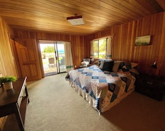 Hele huset/lejligheden Family Adventures Await In This Ocean Front House! (pet Friendly!) (Quadra Island, Canada)