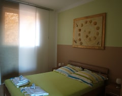 Hele huset/lejligheden Apartments Of 100Sqm, With Pool, Unobstructed Sea View, About 250M To The Sea (Lopar, Kroatien)