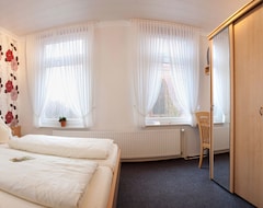 Khách sạn Hotel Zur Linde (Meldorf, Đức)