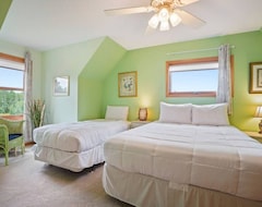 Entire House / Apartment Luxury Home, Hot Tub, Game Rm, Sauna, Near Trails (Houghton, USA)