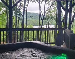 Hele huset/lejligheden Deluxe Romantic Couples Retreat Inside Big Canoe With Hot Tub! (Marble Hill, USA)