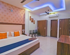 Khách sạn Spot On 76019 Hotel White Rose (Zirakpur, Ấn Độ)