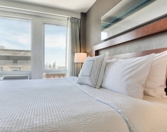 Hotel SpringHill Suites by Marriott Old Montreal (Montreal, Canada)