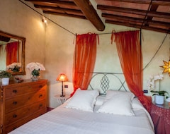 Casa rural Romantic farmhouse villa in Lucca to sleep 7 guests with private pool and wi-fi (Lucca, Ý)