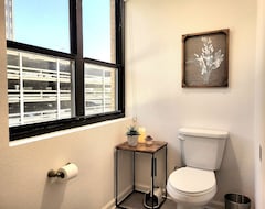 Entire House / Apartment Stylish Suite Downtown With Free Parking And A Gym (West Columbia, USA)