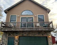 Koko talo/asunto Newly Built Adirondack Cottage With Lake Views! (Gloversville, Amerikan Yhdysvallat)