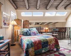 Hotel Spacious, Sunlit Casita in the Heart of Historic Taos! (Taos, Sjedinjene Američke Države)