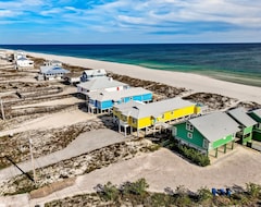 Hele huset/lejligheden Waterfront Paradise With Private Beach Access, Sunning Deck, And Open Layout (Gulf Shores, USA)