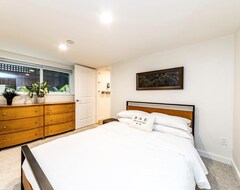 Cijela kuća/apartman New Listing! Clean And Beautiful 2-bedroom Suite Close To Grouse Mountain (North Vancouver, Kanada)