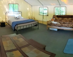 Hotel Coadys Pov Lake Resort - Where Roughing It Doesnt Have To Be That Rough (Phelps, USA)
