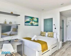 Toàn bộ căn nhà/căn hộ Modern Luxe Getaway For 2 With Stunning Cape Town Views, Fast Wifi, Queen Bed, Voice Control, Chic & (Cape Town, Nam Phi)