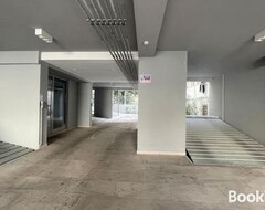Cijela kuća/apartman New 2bd Apt With Shared Rooftop Pool And Private Parking (Atena, Grčka)