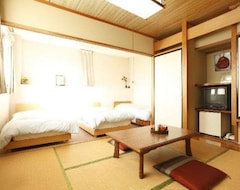 Bed & Breakfast Kaigandoori (Makinohara, Japan)