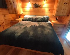 Entire House / Apartment The Treehouse - Tn Honeymoon Cabin W/Hot Tub! 55 Uhdtv - Fireplace -Cozy Cabin (Jamestown, USA)