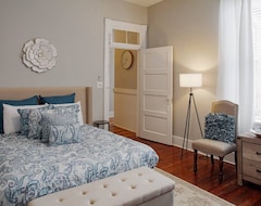 Toàn bộ căn nhà/căn hộ 414b Waldburg St · 2 Bedroom Oasis Near Forsyth Park (Savannah, Hoa Kỳ)