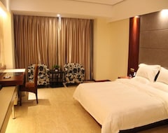 GreenTree Inn Jiangsu Nantong Tongzhou Shiji Avenue Jianghaihuangdu Express Hotel (Nantong, China)