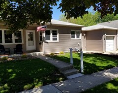 Entire House / Apartment Downtown Getaway, Just Two Blocks From City Beach - Come Relax At The Lake (Clear Lake, USA)