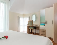 Tüm Ev/Apart Daire 4 Bedroom Accommodation In Mirlovic Polje (Muć, Hırvatistan)
