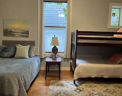 Koko talo/asunto Best Lincoln Square Location - Spacious 2 Bedroom (Schiller Park, Amerikan Yhdysvallat)