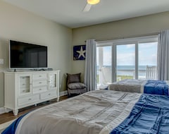 Entire House / Apartment Bout Time - 5 Bedroom, 4.5 Bath, Sleeps 16, Waterfront With Private Pool! (Dauphin Island, USA)