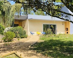 Toàn bộ căn nhà/căn hộ Modern Villa From The 70s, With Flat Roof, Renovated, Located On A 20,000m2 Park (Charmes-sur-Rhône, Pháp)