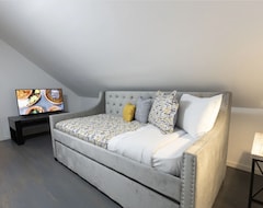 Toàn bộ căn nhà/căn hộ Cozy Cottage In New Haven W/ 65” Smart Tv + King & Queen Size Beds (New Haven, Hoa Kỳ)