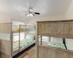 Entire House / Apartment Classic Dog-friendly, 4 Bedroom Cottage W/ Private Pool, Across The Street From The Beach (Virginia Beach, USA)