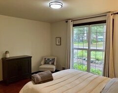Entire House / Apartment Surrounded By Trees, This 3-bedroom, Fully Stocked Retreat Sleeps 8. (Forks, USA)