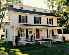 Entire House / Apartment Exceptional Historic The Wakefield Centrally Located Downtown/beaches! (South Kingstown, USA)