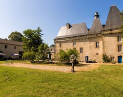 Toàn bộ căn nhà/căn hộ Very Spacious Cottage With A Separate Guest House On A Medieval Domain (Chalais, Pháp)