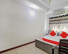Khách sạn Oyo 2798 Hotel Velvet (Rajkot, Ấn Độ)