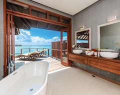 Resort VARU by Atmosphere - Premium All Inclusive with Free Transfers (Dhiffushi, Islas Maldivas)