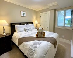 Cijela kuća/apartman New Two-bedroom Legal Suite With Parking (White Rock, Kanada)