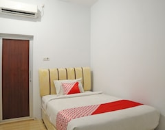 Hotel OYO 1673 M Authentic Kost Man (Padang, Indonesia)